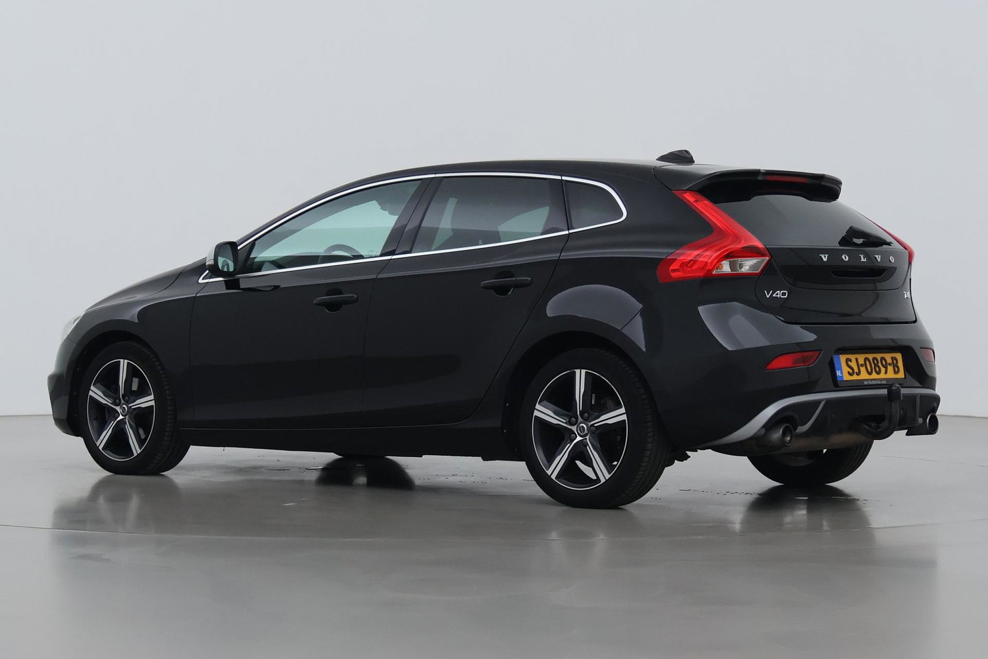 Volvo V40 2.0 T4 R-Design | Trekhaak | Stoelverwarming | Getint Glas | 17 Inch