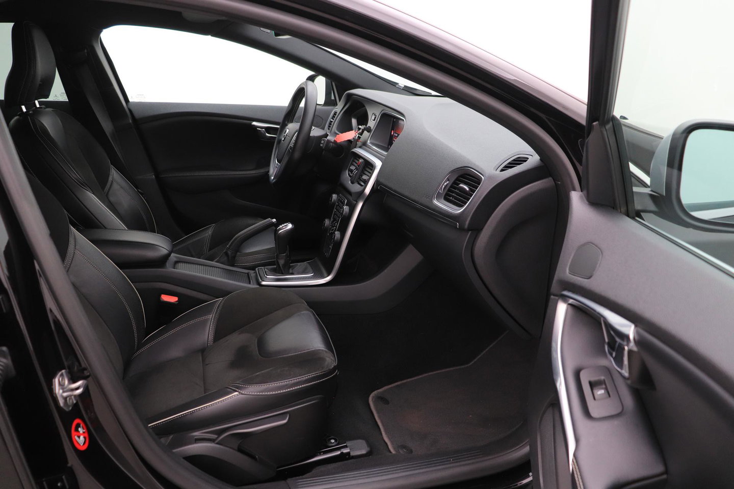 Volvo V40 2.0 T4 R-Design | Trekhaak | Stoelverwarming | Getint Glas | 17 Inch