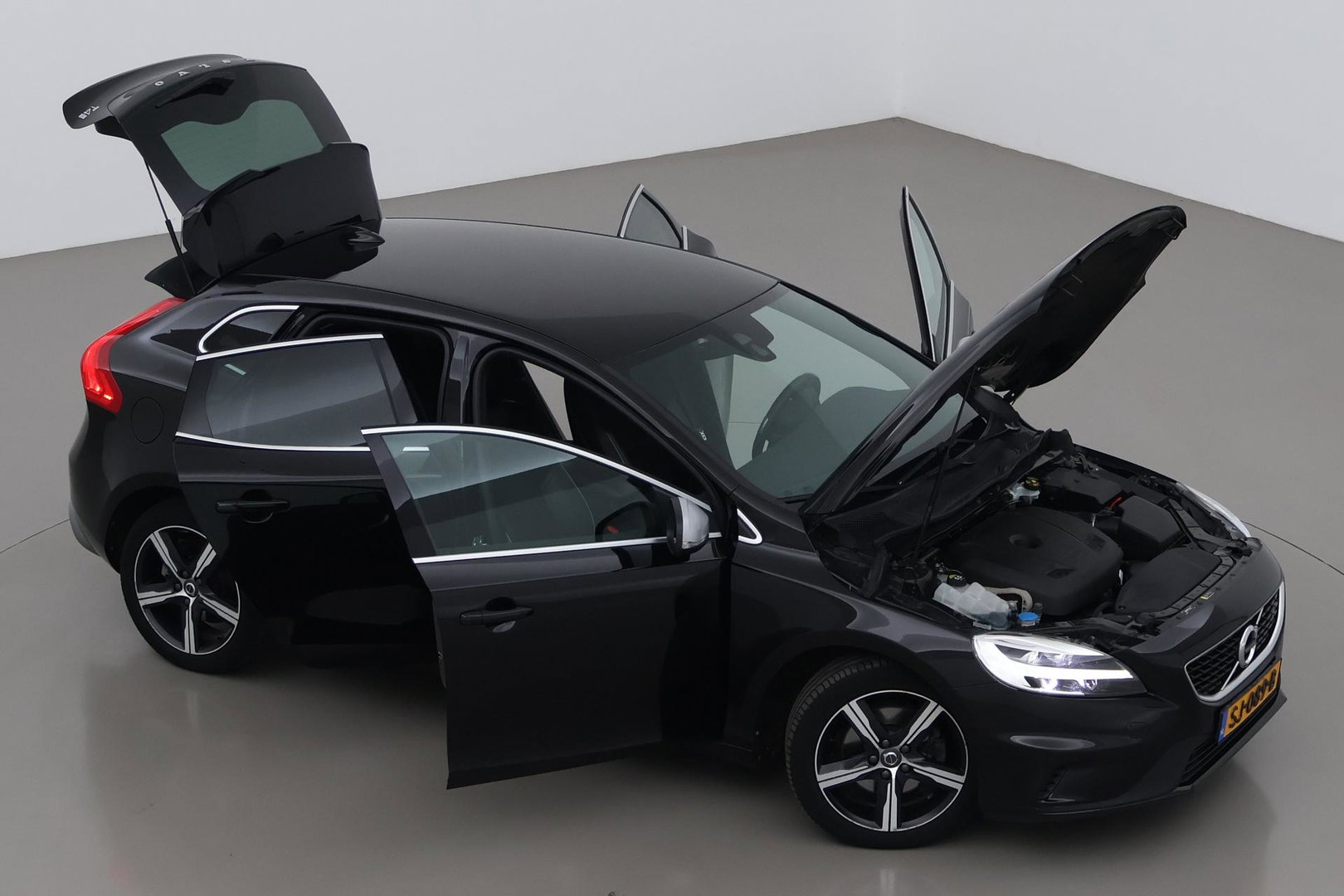 Volvo V40 2.0 T4 R-Design | Trekhaak | Stoelverwarming | Getint Glas | 17 Inch