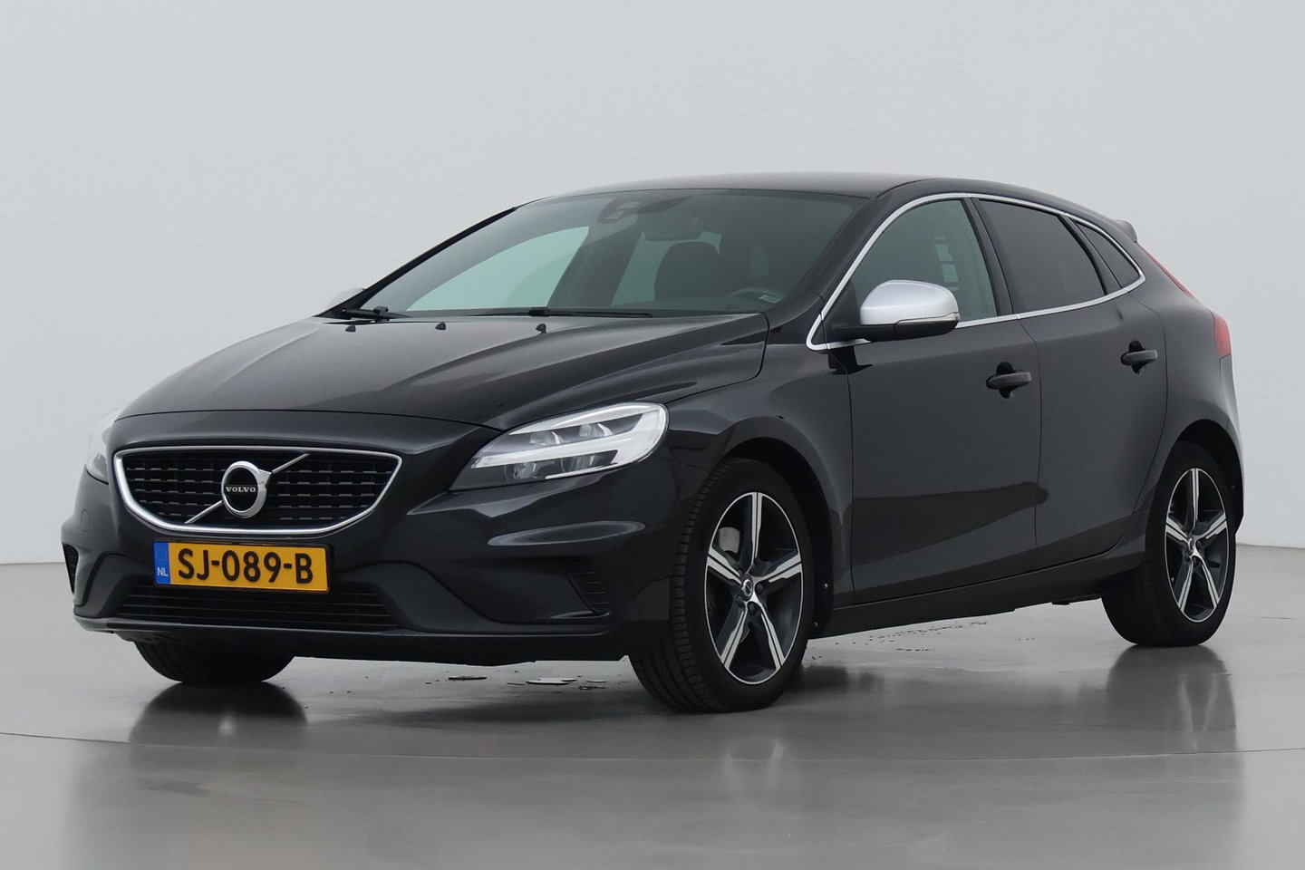 Volvo V40 2.0 T4 R-Design | Trekhaak | Stoelverwarming | Getint Glas | 17 Inch