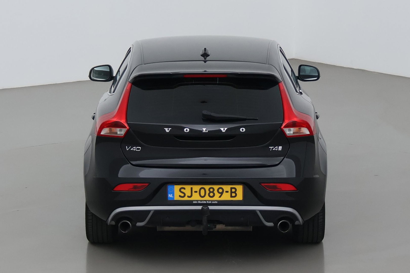 Volvo V40 2.0 T4 R-Design | Trekhaak | Stoelverwarming | Getint Glas | 17 Inch