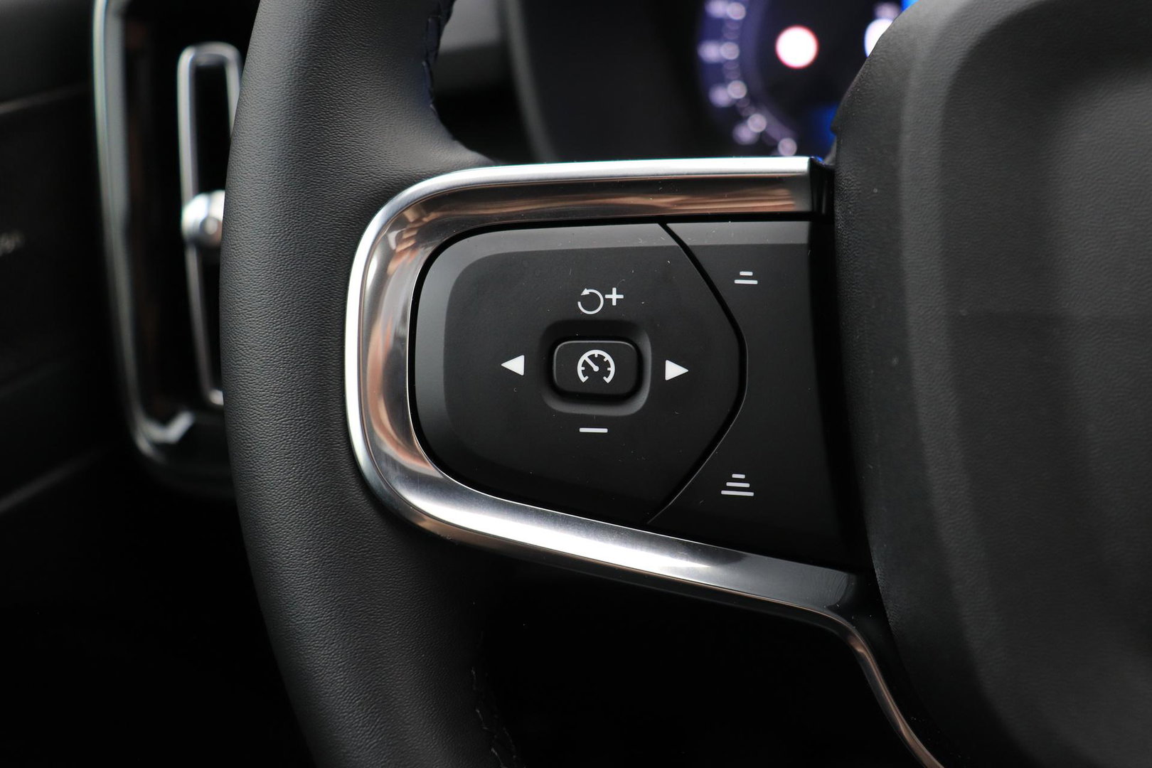 Volvo EX40 Single Motor Extended Range Plus Black Ed. 82 kWh | ACC | Panoramadak | 360° Camera | Harman/Kardon | BLIS | 20 Inch
