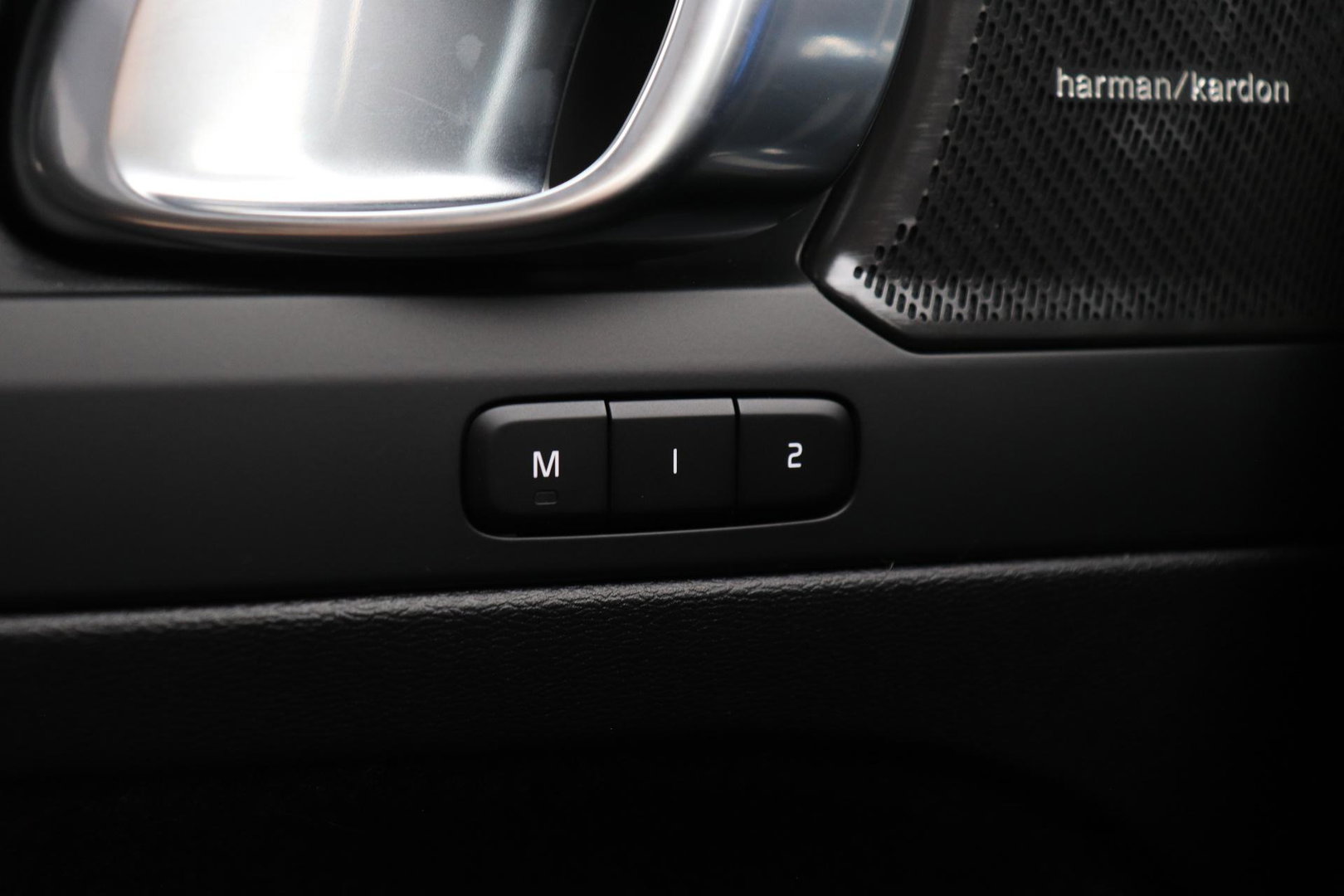 Volvo EX40 Single Motor Extended Range Plus Black Ed. 82 kWh | ACC | Panoramadak | 360° Camera | Harman/Kardon | BLIS | 20 Inch