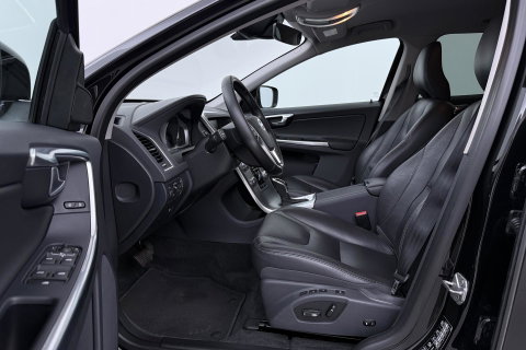 Volvo XC60 2.0 D4 FWD Summum | Trekhaak | Automaat | Leder | Memory | Stoelverwarming | Getint Glas