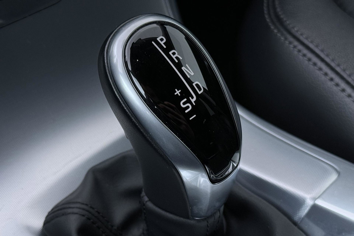 Volvo XC60 2.0 D4 FWD Summum | Trekhaak | Automaat | Leder | Memory | Stoelverwarming | Getint Glas