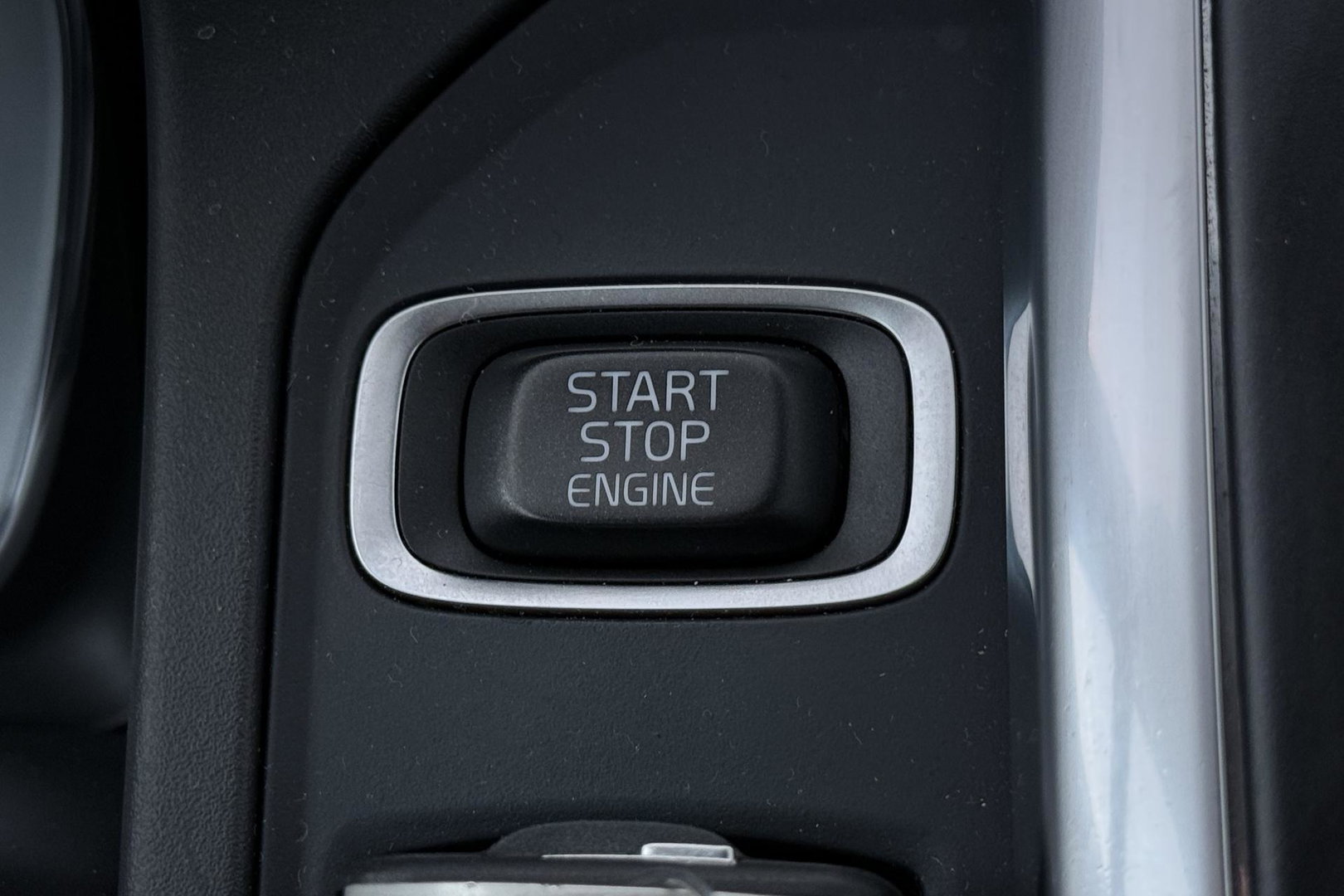 Volvo XC60 2.0 D4 FWD Summum | Trekhaak | Automaat | Leder | Memory | Stoelverwarming | Getint Glas