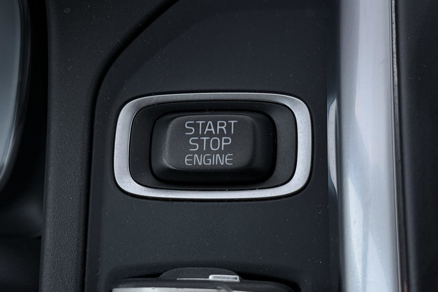 Volvo XC60 2.0 D4 FWD Summum | Trekhaak | Automaat | Leder | Memory | Stoelverwarming | Getint Glas