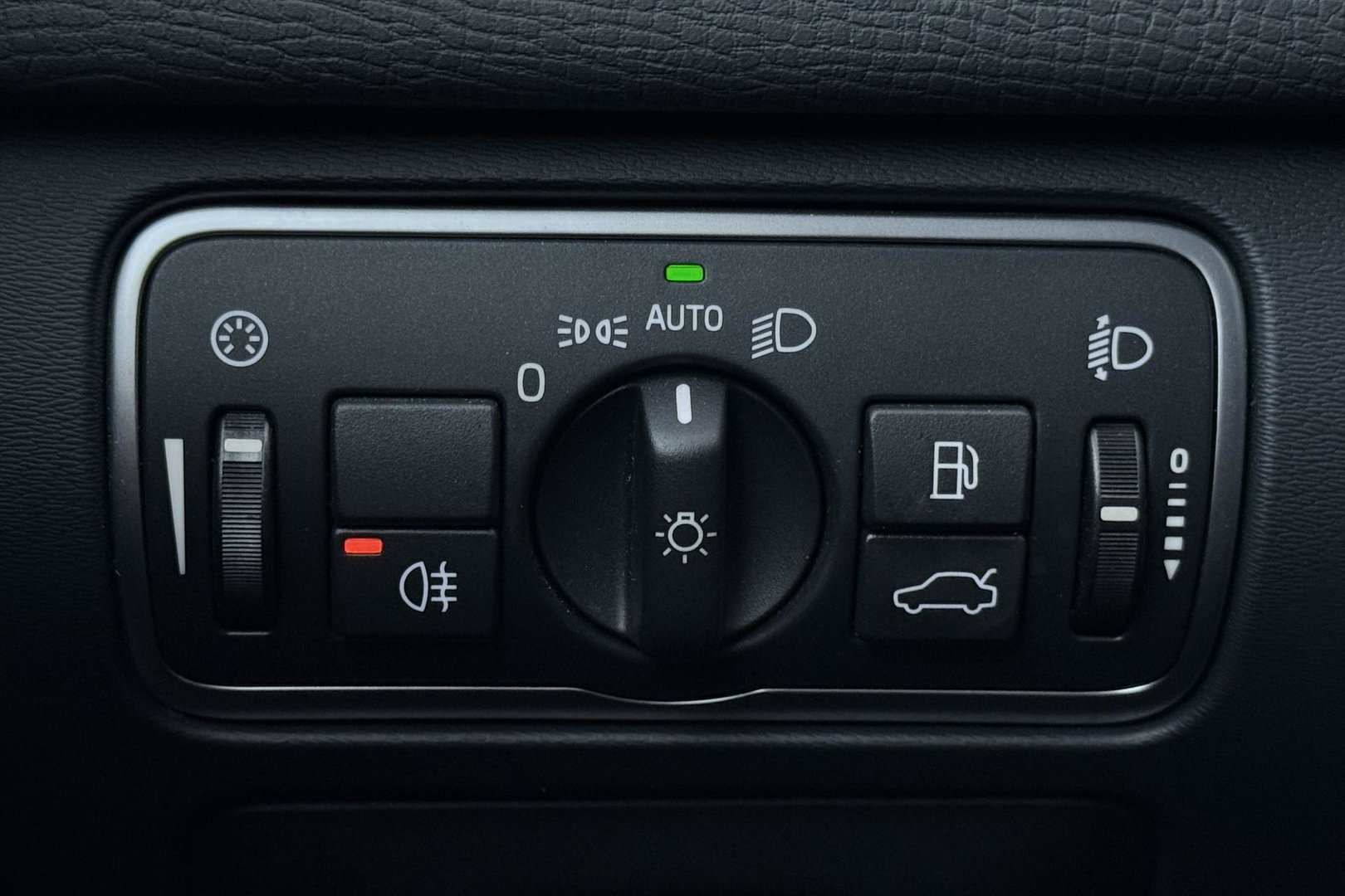 Volvo XC60 2.0 D4 FWD Summum | Trekhaak | Automaat | Leder | Memory | Stoelverwarming | Getint Glas
