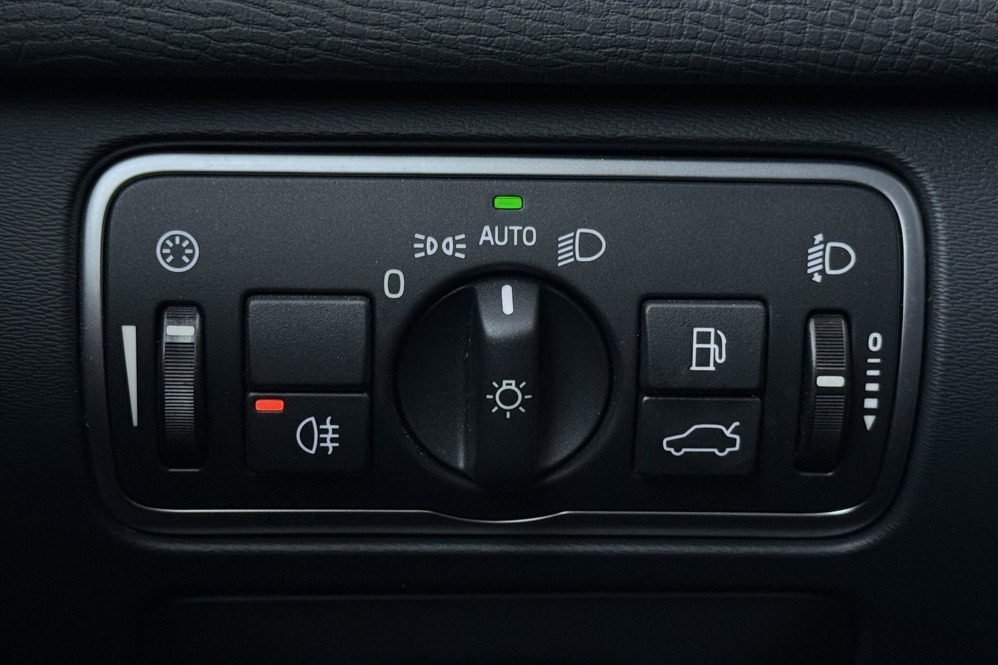 Volvo XC60 2.0 D4 FWD Summum | Trekhaak | Automaat | Leder | Memory | Stoelverwarming | Getint Glas
