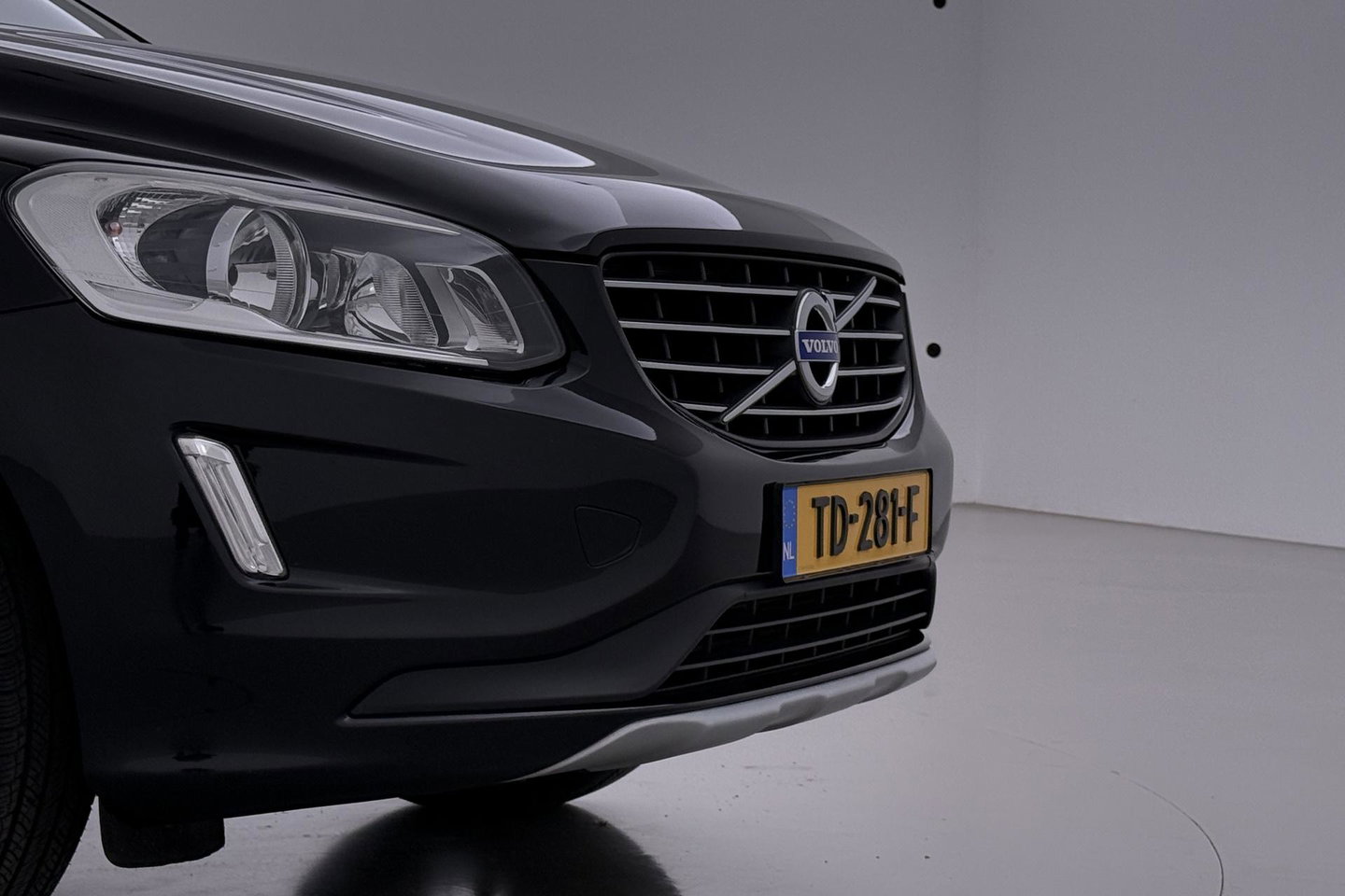 Volvo XC60 2.0 D4 FWD Summum | Trekhaak | Automaat | Leder | Memory | Stoelverwarming | Getint Glas
