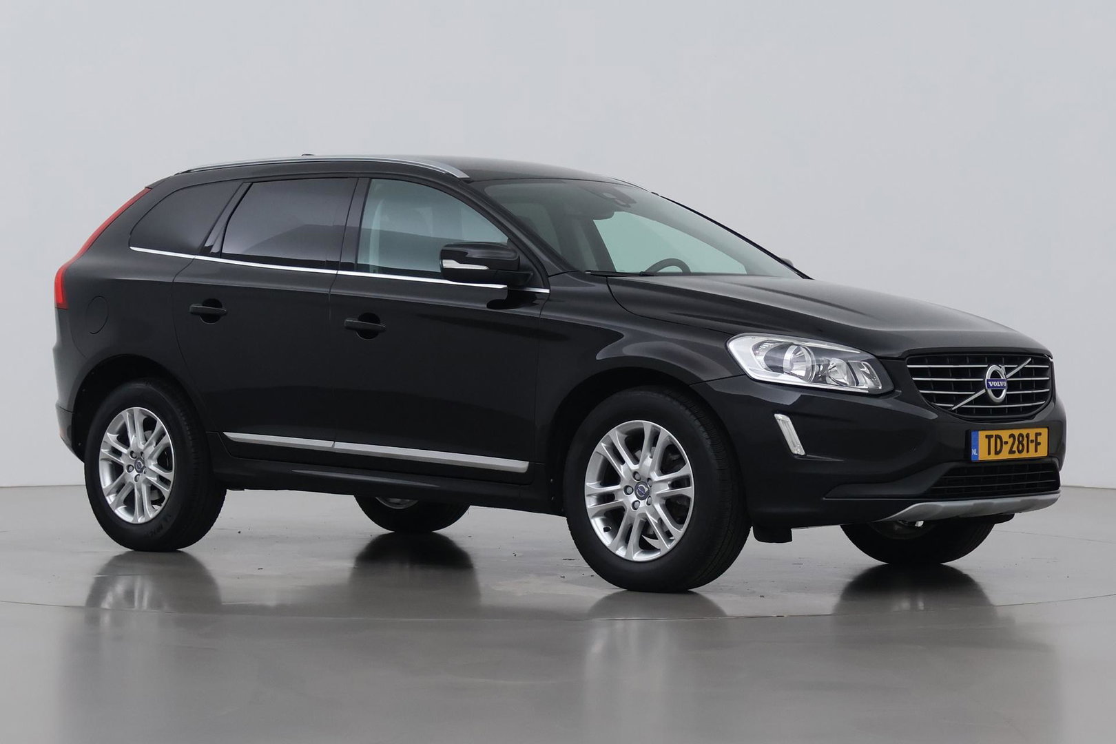 Volvo XC60 2.0 D4 FWD Summum | Trekhaak | Automaat | Leder | Memory | Stoelverwarming | Getint Glas