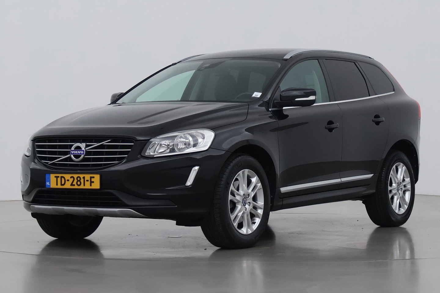 Volvo XC60 2.0 D4 FWD Summum | Trekhaak | Automaat | Leder | Memory | Stoelverwarming | Getint Glas