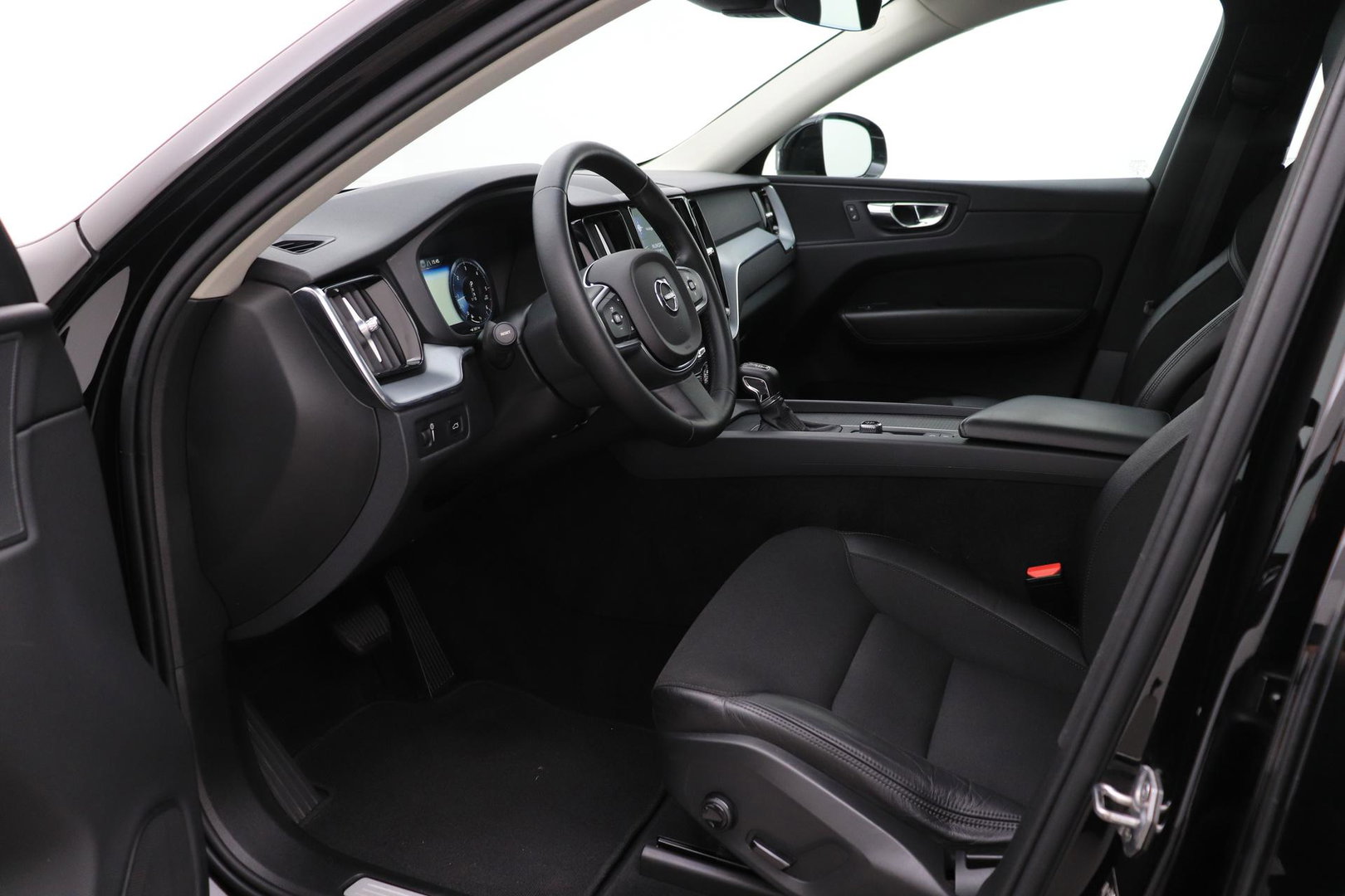Volvo XC60 2.0 D4 AWD Momentum | Panoramadak | Apple Carplay | Camera | Elektrische Achterklep | Stoelverwarming | Full LED | 18 Inch