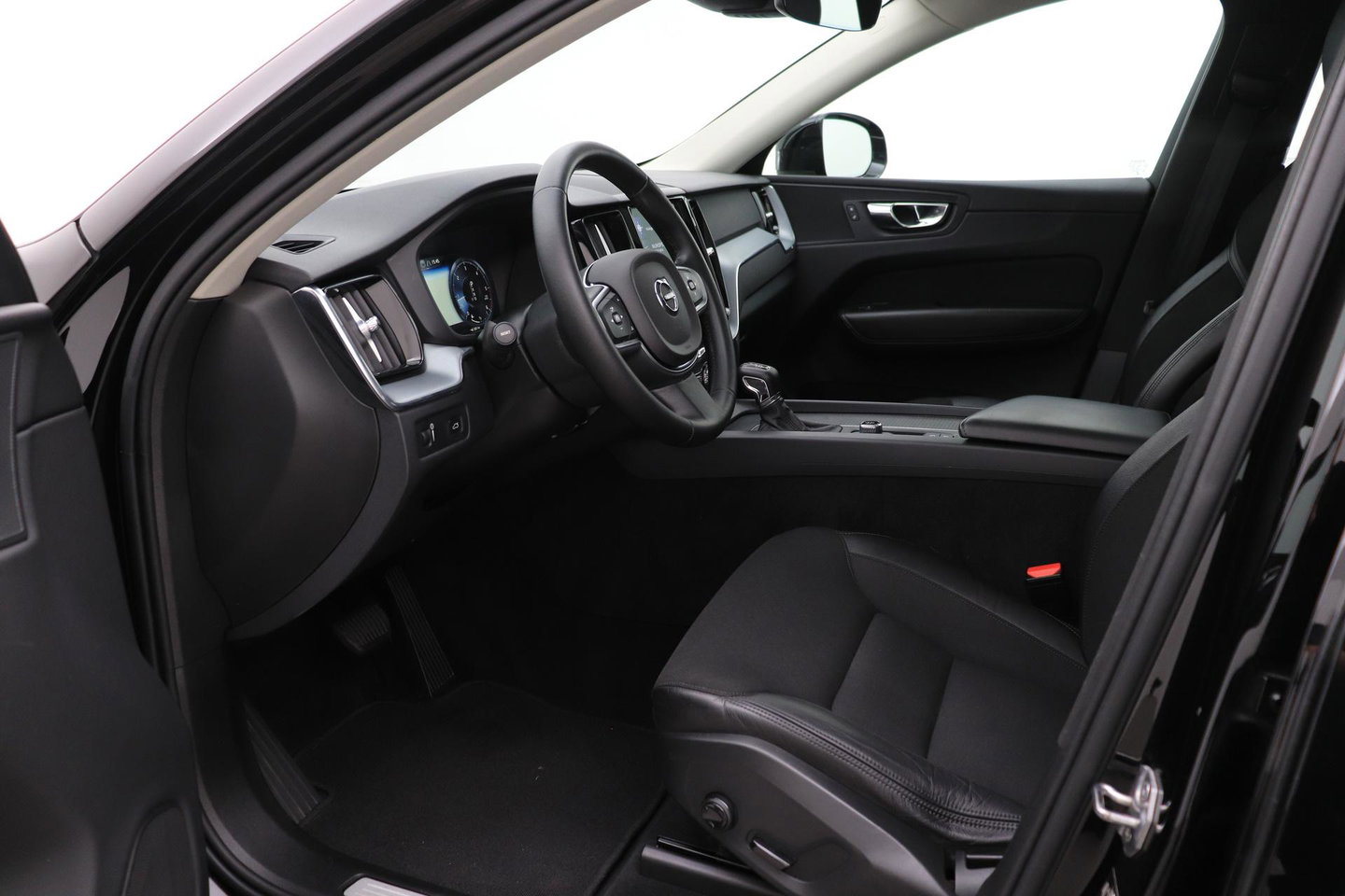Volvo XC60 2.0 D4 AWD Momentum | Panoramadak | Apple Carplay | Camera | Elektrische Achterklep | Stoelverwarming | Full LED | 18 Inch