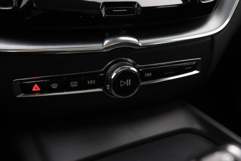 Volvo XC60 2.0 D4 AWD Momentum | Panoramadak | Apple Carplay | Camera | Elektrische Achterklep | Stoelverwarming | Full LED | 18 Inch