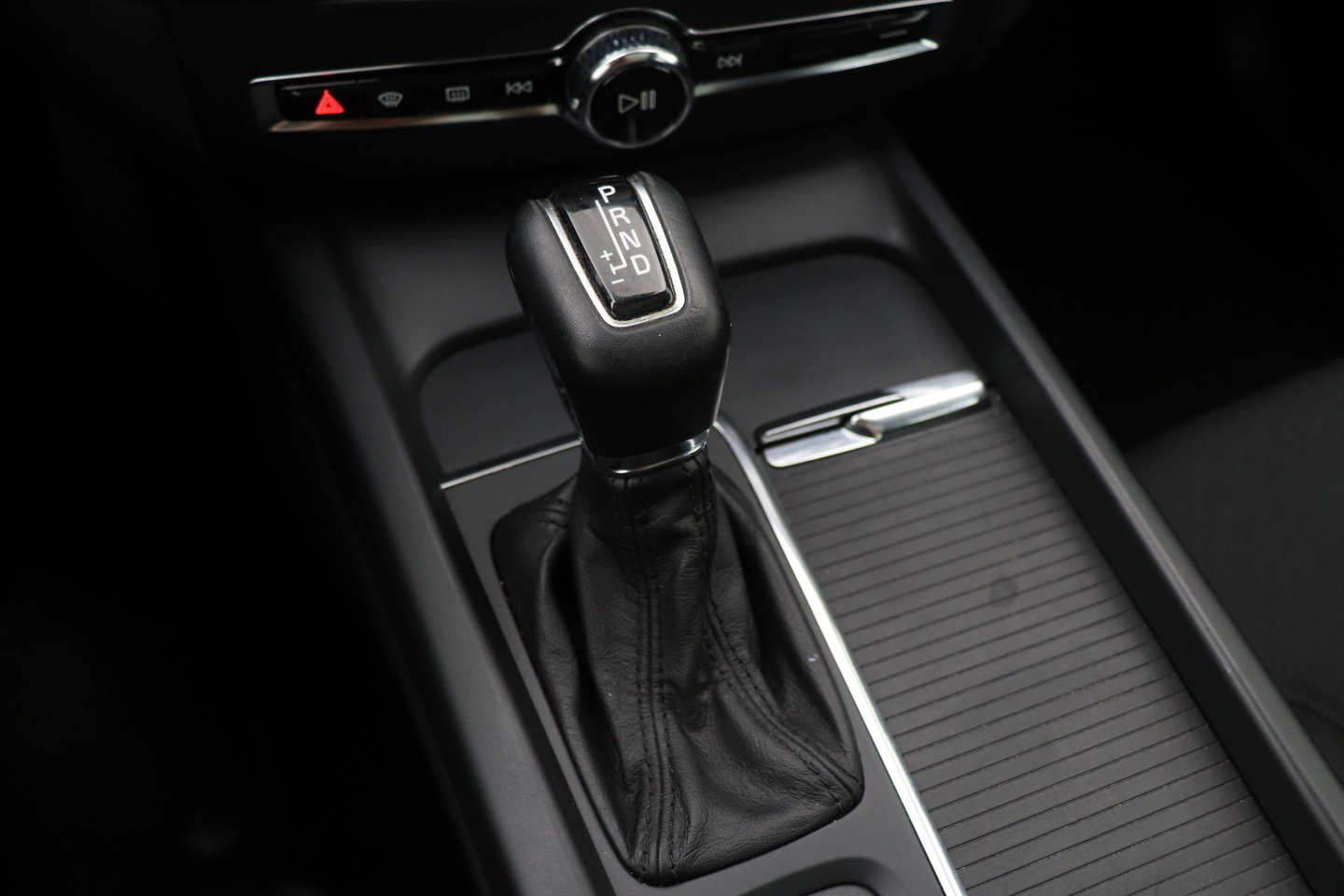 Volvo XC60 2.0 D4 AWD Momentum | Panoramadak | Apple Carplay | Camera | Elektrische Achterklep | Stoelverwarming | Full LED | 18 Inch