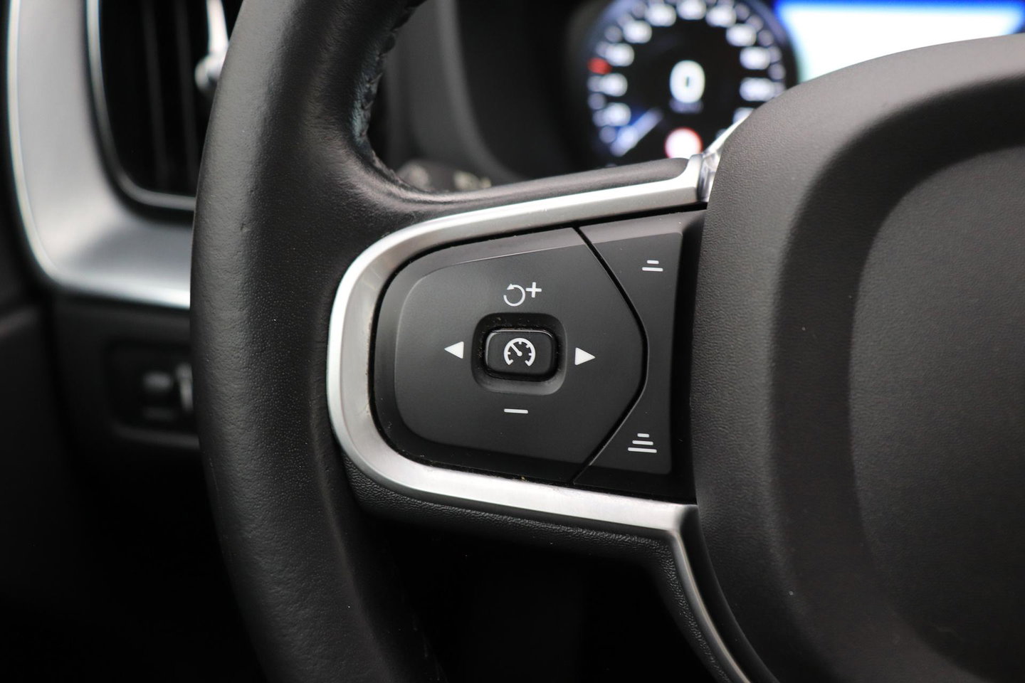 Volvo XC60 2.0 D4 AWD Momentum | Panoramadak | Apple Carplay | Camera | Elektrische Achterklep | Stoelverwarming | Full LED | 18 Inch