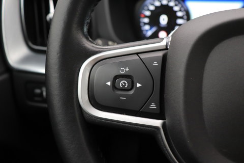 Volvo XC60 2.0 D4 AWD Momentum | Panoramadak | Apple Carplay | Camera | Elektrische Achterklep | Stoelverwarming | Full LED | 18 Inch