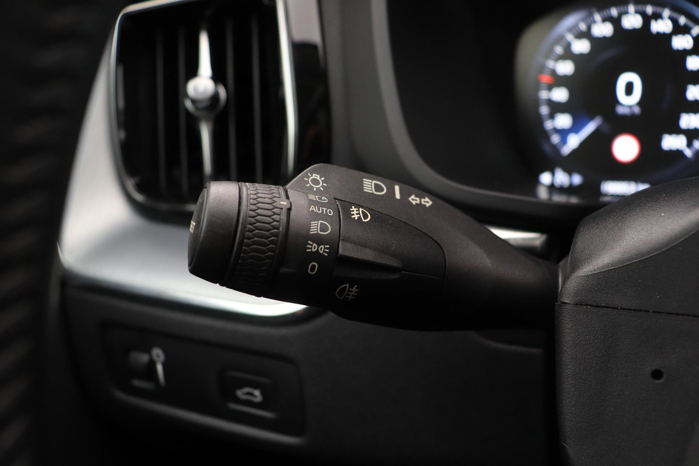 Volvo XC60 2.0 D4 AWD Momentum | Panoramadak | Apple Carplay | Camera | Elektrische Achterklep | Stoelverwarming | Full LED | 18 Inch