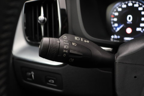 Volvo XC60 2.0 D4 AWD Momentum | Panoramadak | Apple Carplay | Camera | Elektrische Achterklep | Stoelverwarming | Full LED | 18 Inch