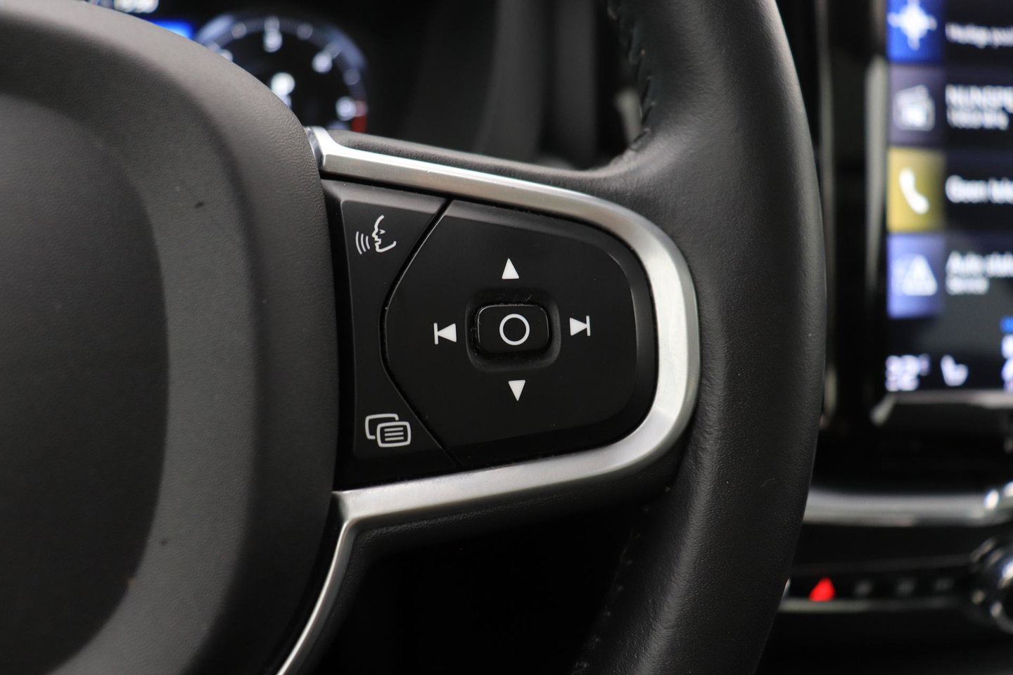 Volvo XC60 2.0 D4 AWD Momentum | Panoramadak | Apple Carplay | Camera | Elektrische Achterklep | Stoelverwarming | Full LED | 18 Inch