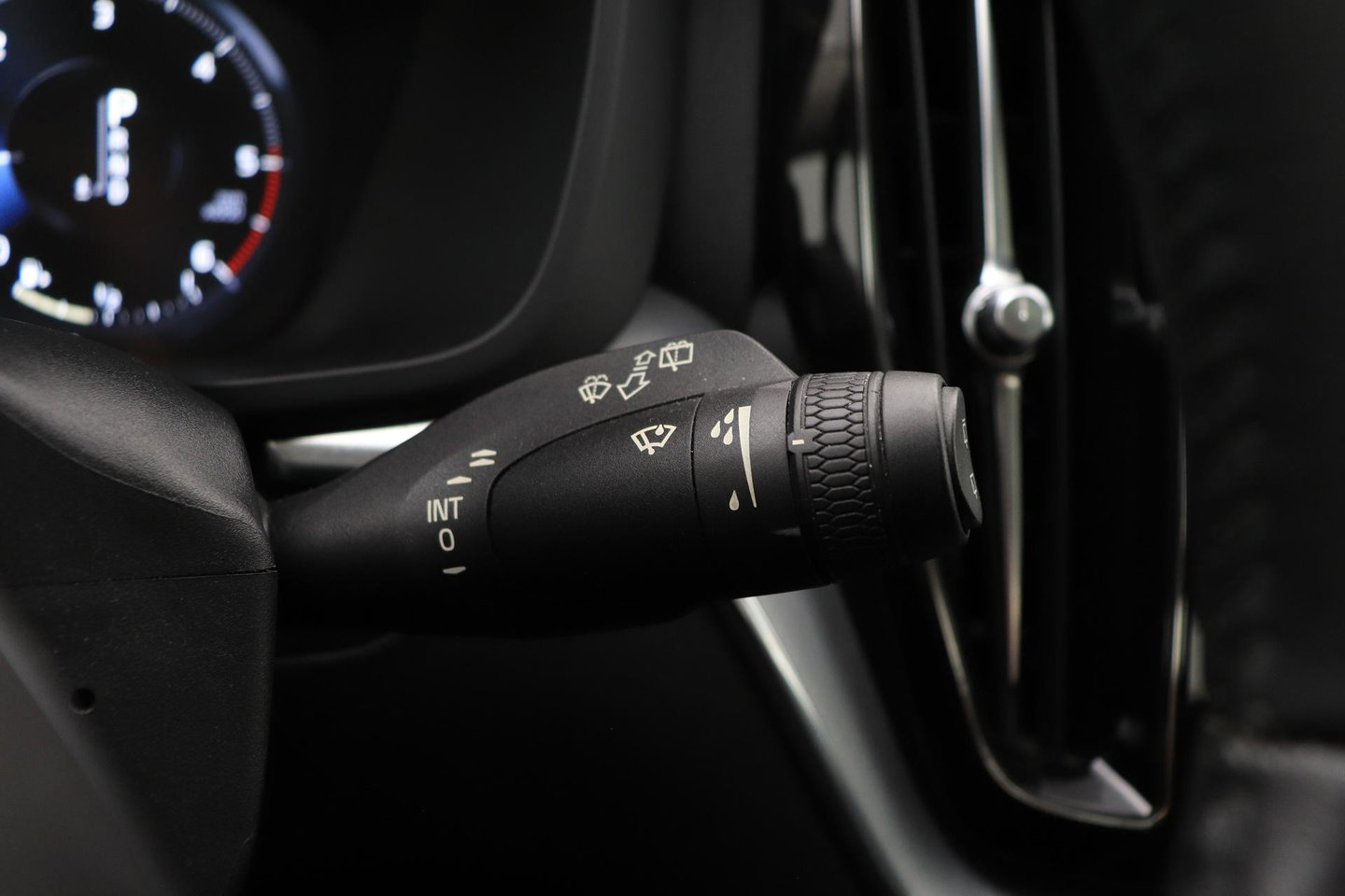 Volvo XC60 2.0 D4 AWD Momentum | Panoramadak | Apple Carplay | Camera | Elektrische Achterklep | Stoelverwarming | Full LED | 18 Inch