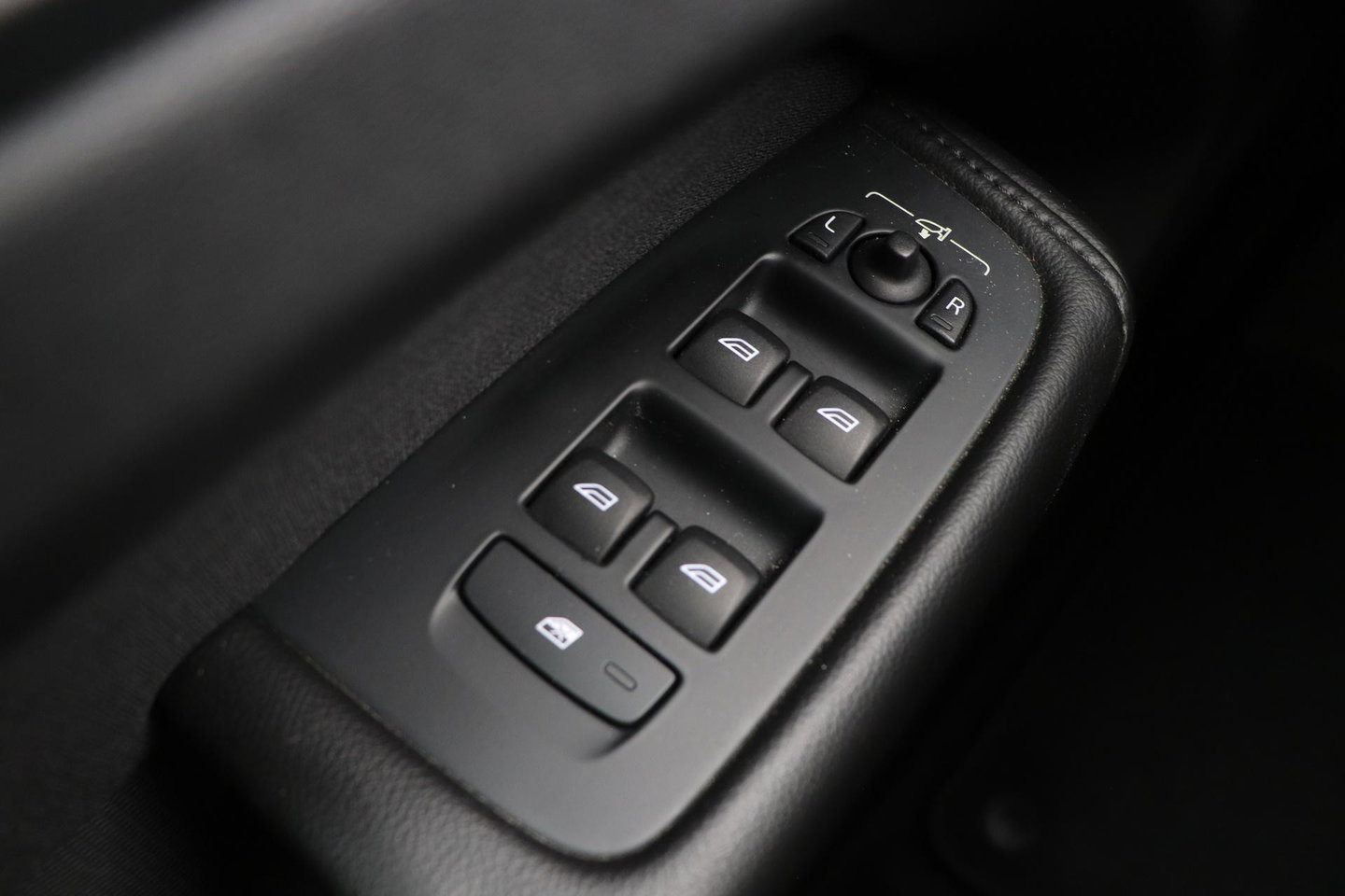 Volvo XC60 2.0 D4 AWD Momentum | Panoramadak | Apple Carplay | Camera | Elektrische Achterklep | Stoelverwarming | Full LED | 18 Inch