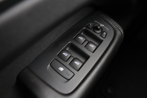 Volvo XC60 2.0 D4 AWD Momentum | Panoramadak | Apple Carplay | Camera | Elektrische Achterklep | Stoelverwarming | Full LED | 18 Inch