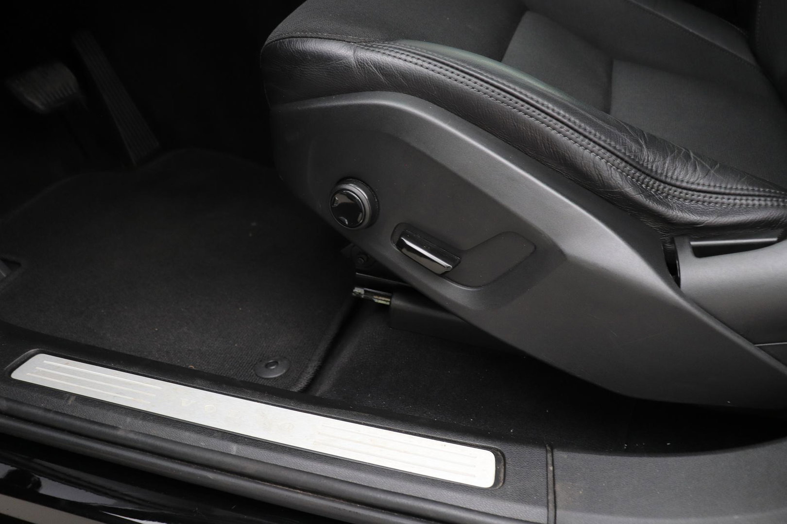 Volvo XC60 2.0 D4 AWD Momentum | Panoramadak | Apple Carplay | Camera | Elektrische Achterklep | Stoelverwarming | Full LED | 18 Inch