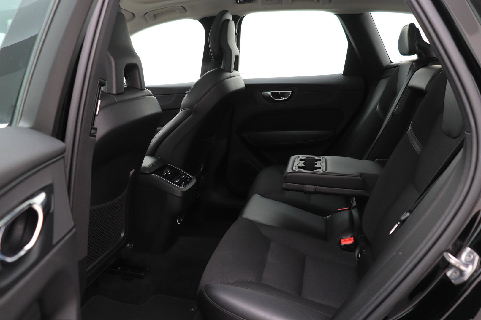 Volvo XC60 2.0 D4 AWD Momentum | Panoramadak | Apple Carplay | Camera | Elektrische Achterklep | Stoelverwarming | Full LED | 18 Inch