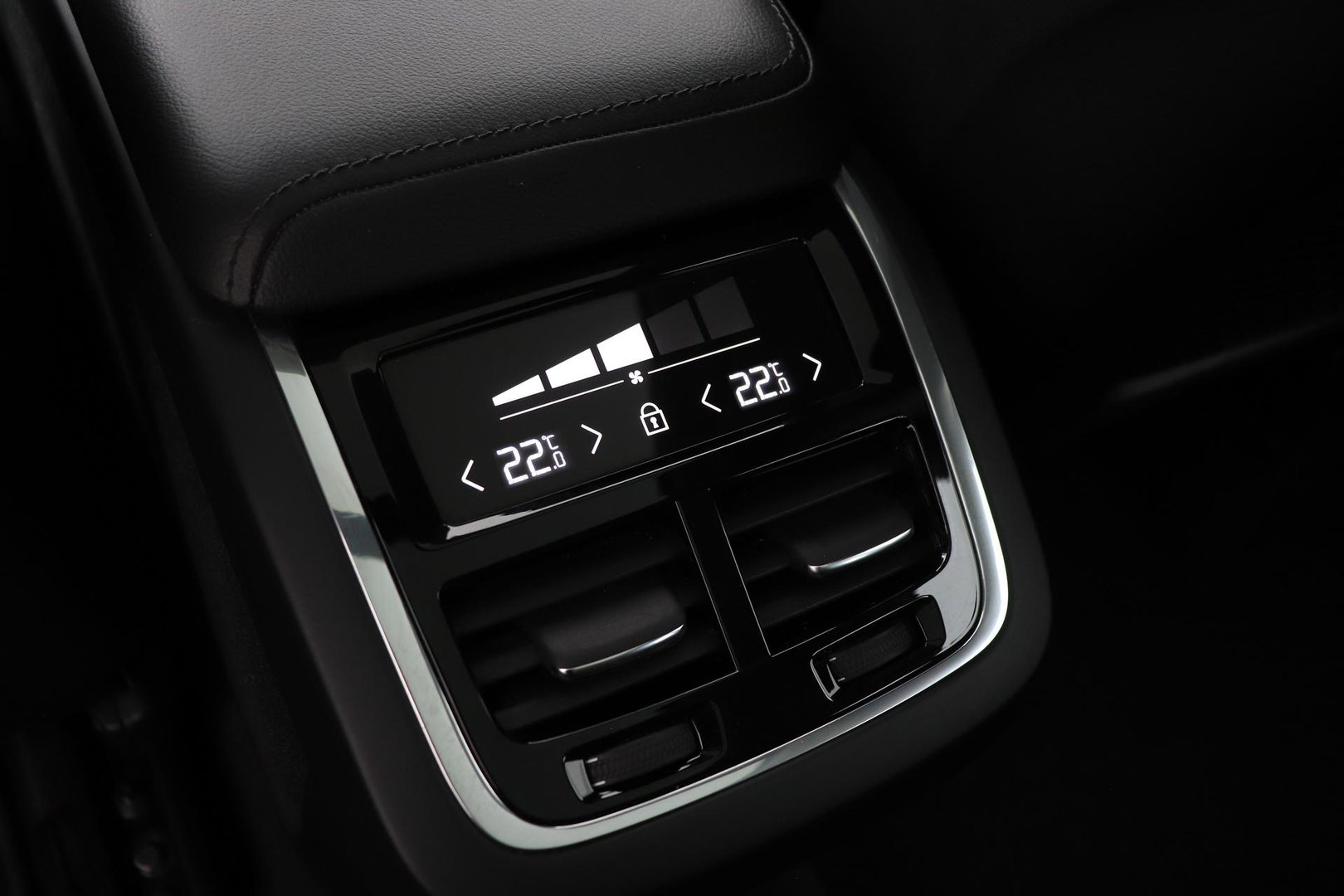 Volvo XC60 2.0 D4 AWD Momentum | Panoramadak | Apple Carplay | Camera | Elektrische Achterklep | Stoelverwarming | Full LED | 18 Inch