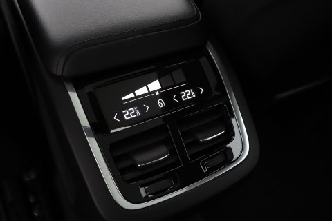 Volvo XC60 2.0 D4 AWD Momentum | Panoramadak | Apple Carplay | Camera | Elektrische Achterklep | Stoelverwarming | Full LED | 18 Inch