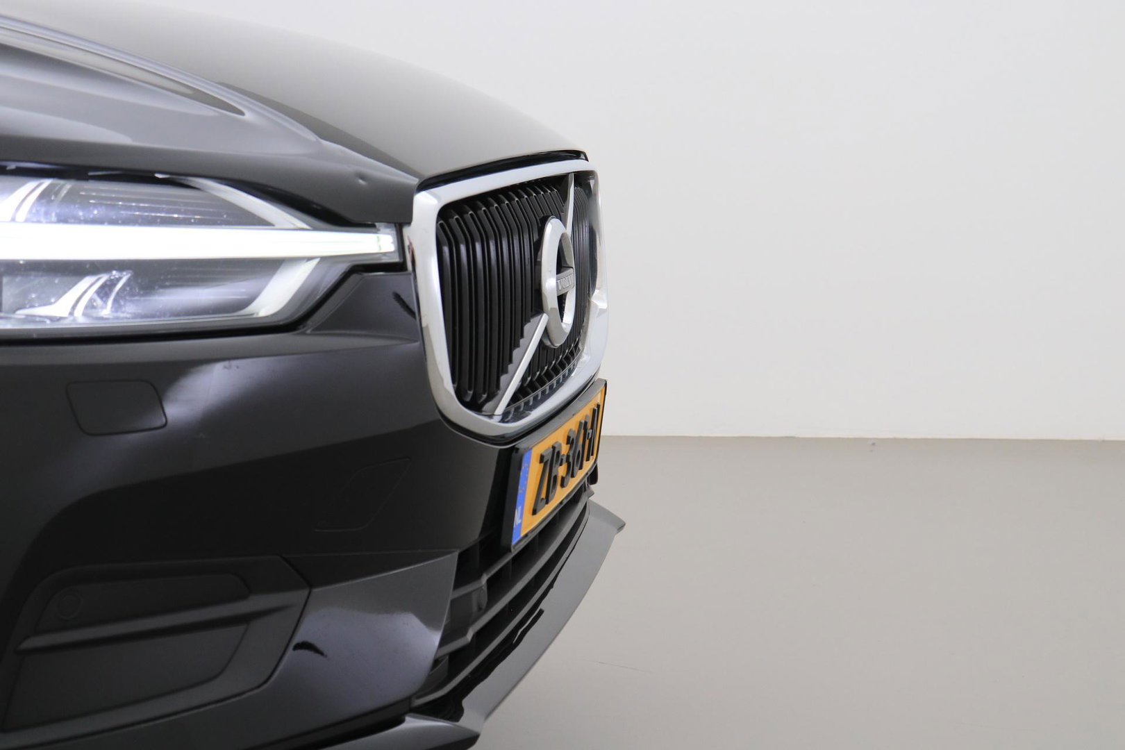 Volvo XC60 2.0 D4 AWD Momentum | Panoramadak | Apple Carplay | Camera | Elektrische Achterklep | Stoelverwarming | Full LED | 18 Inch