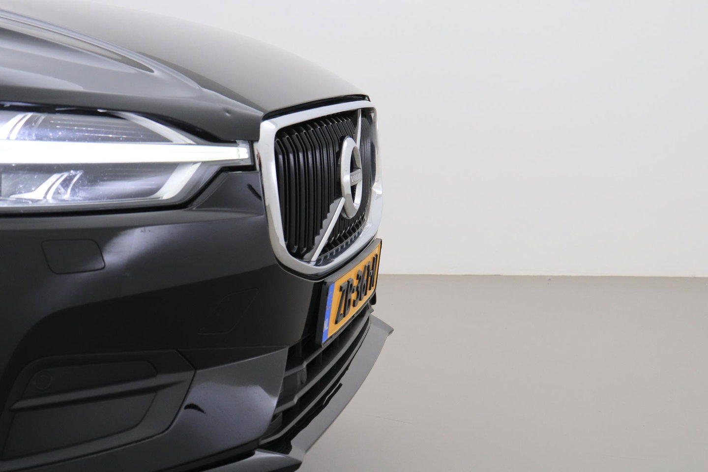 Volvo XC60 2.0 D4 AWD Momentum | Panoramadak | Apple Carplay | Camera | Elektrische Achterklep | Stoelverwarming | Full LED | 18 Inch