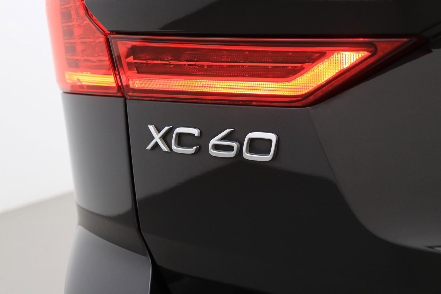 Volvo XC60 2.0 D4 AWD Momentum | Panoramadak | Apple Carplay | Camera | Elektrische Achterklep | Stoelverwarming | Full LED | 18 Inch