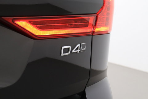Volvo XC60 2.0 D4 AWD Momentum | Panoramadak | Apple Carplay | Camera | Elektrische Achterklep | Stoelverwarming | Full LED | 18 Inch