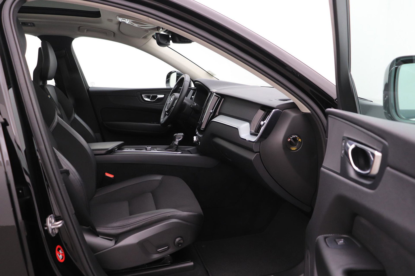 Volvo XC60 2.0 D4 AWD Momentum | Panoramadak | Apple Carplay | Camera | Elektrische Achterklep | Stoelverwarming | Full LED | 18 Inch