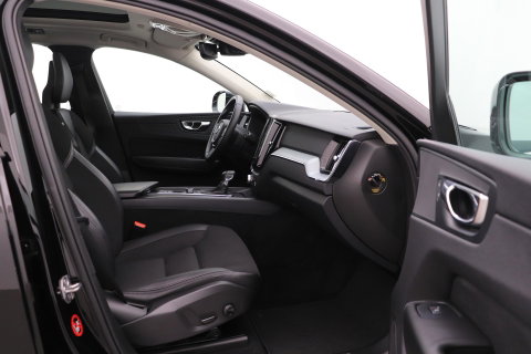 Volvo XC60 2.0 D4 AWD Momentum | Panoramadak | Apple Carplay | Camera | Elektrische Achterklep | Stoelverwarming | Full LED | 18 Inch