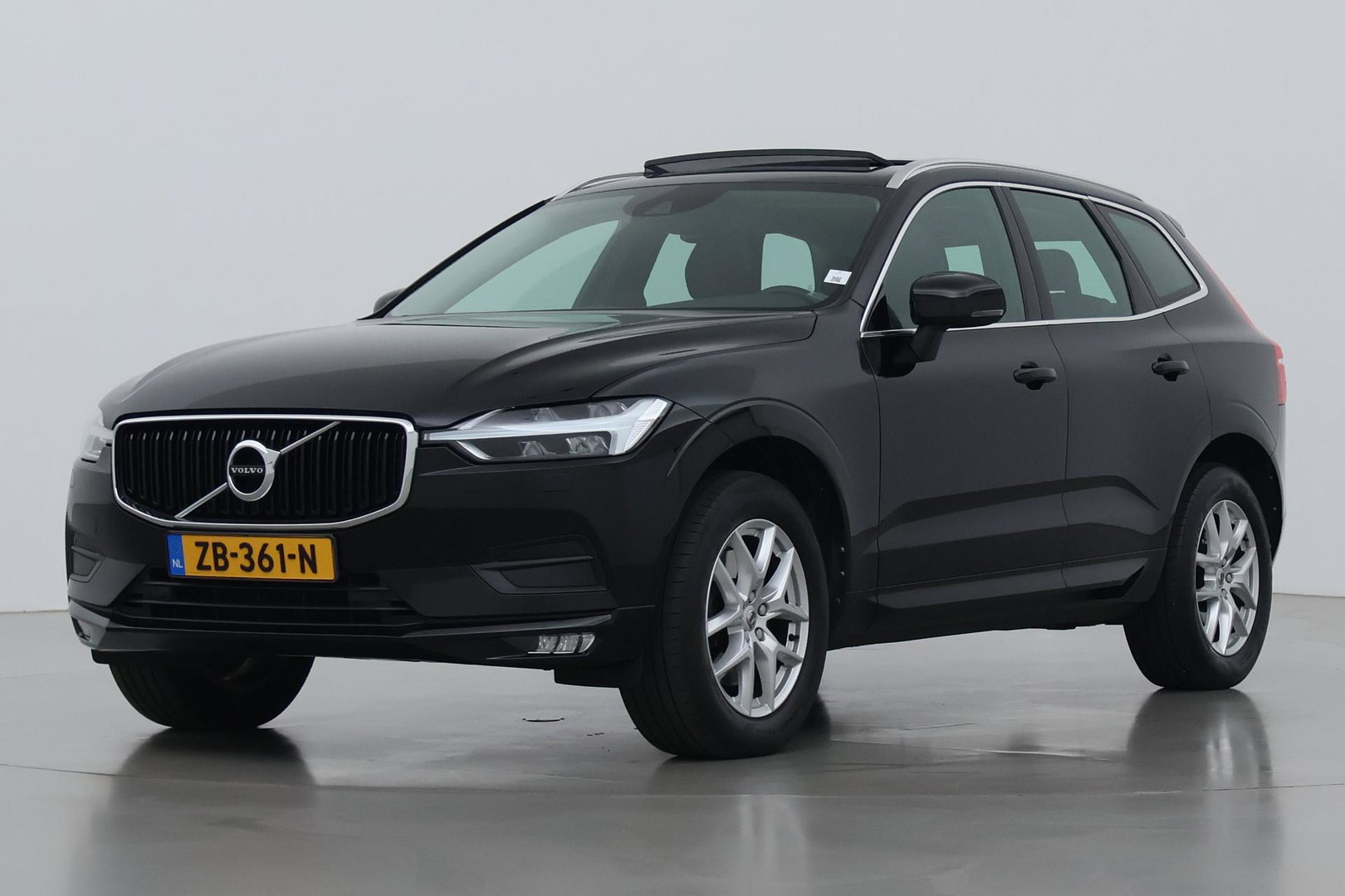 Volvo XC60 2.0 D4 AWD Momentum | Panoramadak | Apple Carplay | Camera | Elektrische Achterklep | Stoelverwarming | Full LED | 18 Inch
