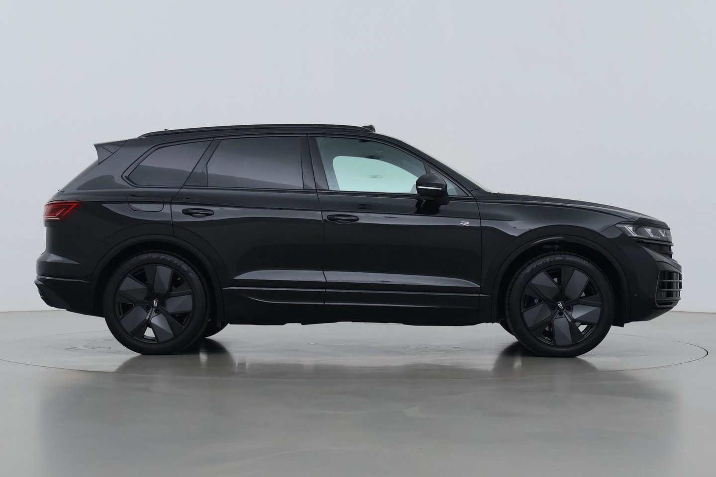 Volkswagen Touareg 3.0 TSi eHybrid 4MOTION R | FINAL EDITION | Luchtvering | Trekhaak | Panoramdak | Dynaudio | 360° Camera