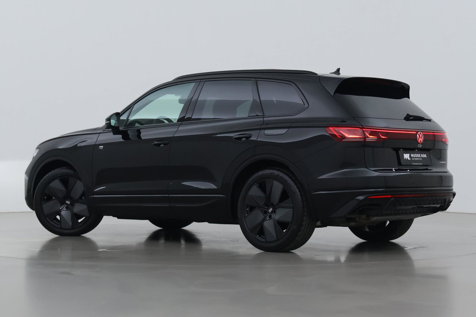 Volkswagen Touareg 3.0 TSi eHybrid 4MOTION R | FINAL EDITION | Luchtvering | Trekhaak | Panoramdak | Dynaudio | 360° Camera