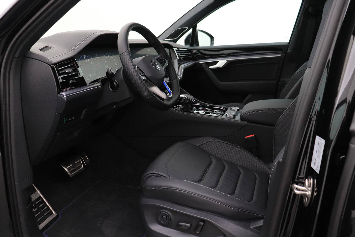 Volkswagen Touareg 3.0 TSi eHybrid 4MOTION R | FINAL EDITION | Luchtvering | Trekhaak | Panoramdak | Dynaudio | 360° Camera
