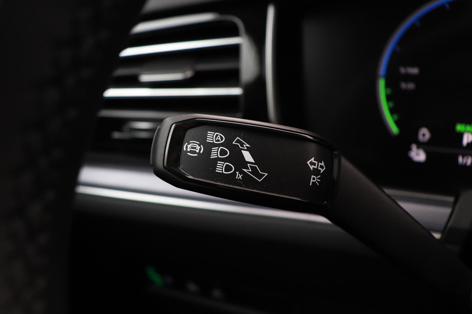 Volkswagen Touareg 3.0 TSi eHybrid 4MOTION R | FINAL EDITION | Luchtvering | Trekhaak | Panoramdak | Dynaudio | 360° Camera