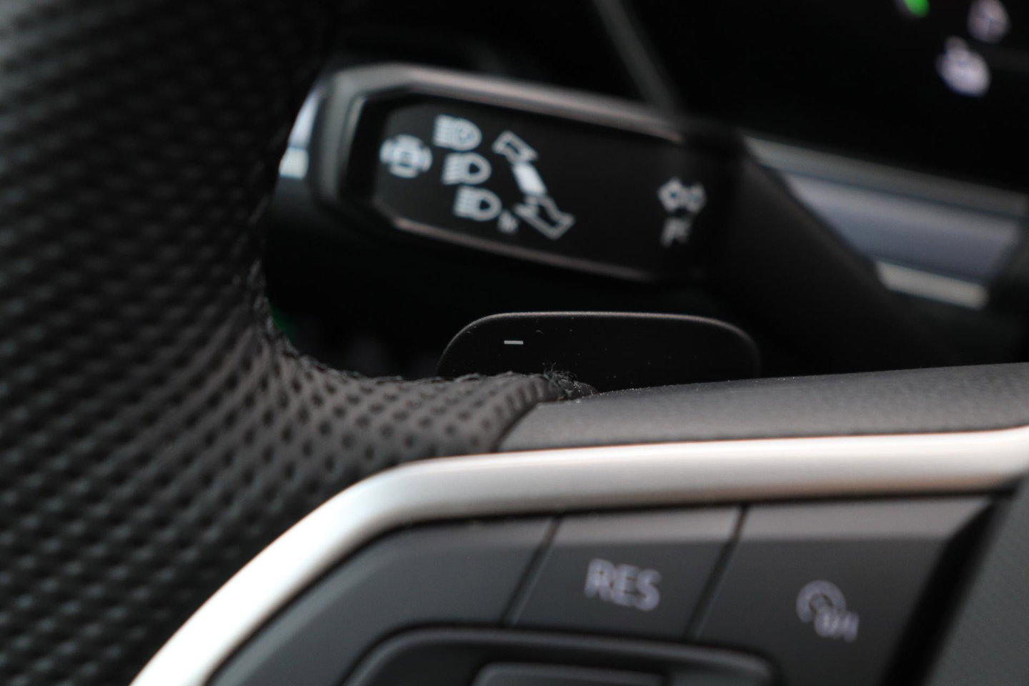 Volkswagen Touareg 3.0 TSi eHybrid 4MOTION R | FINAL EDITION | Luchtvering | Trekhaak | Panoramdak | Dynaudio | 360° Camera