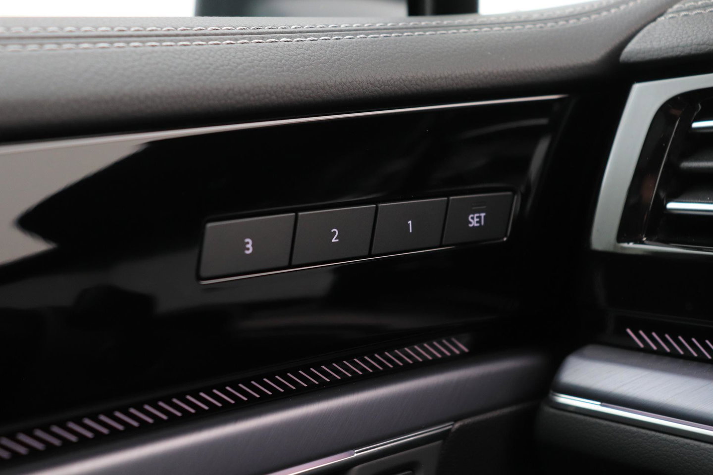 Volkswagen Touareg 3.0 TSi eHybrid 4MOTION R | FINAL EDITION | Luchtvering | Trekhaak | Panoramdak | Dynaudio | 360° Camera