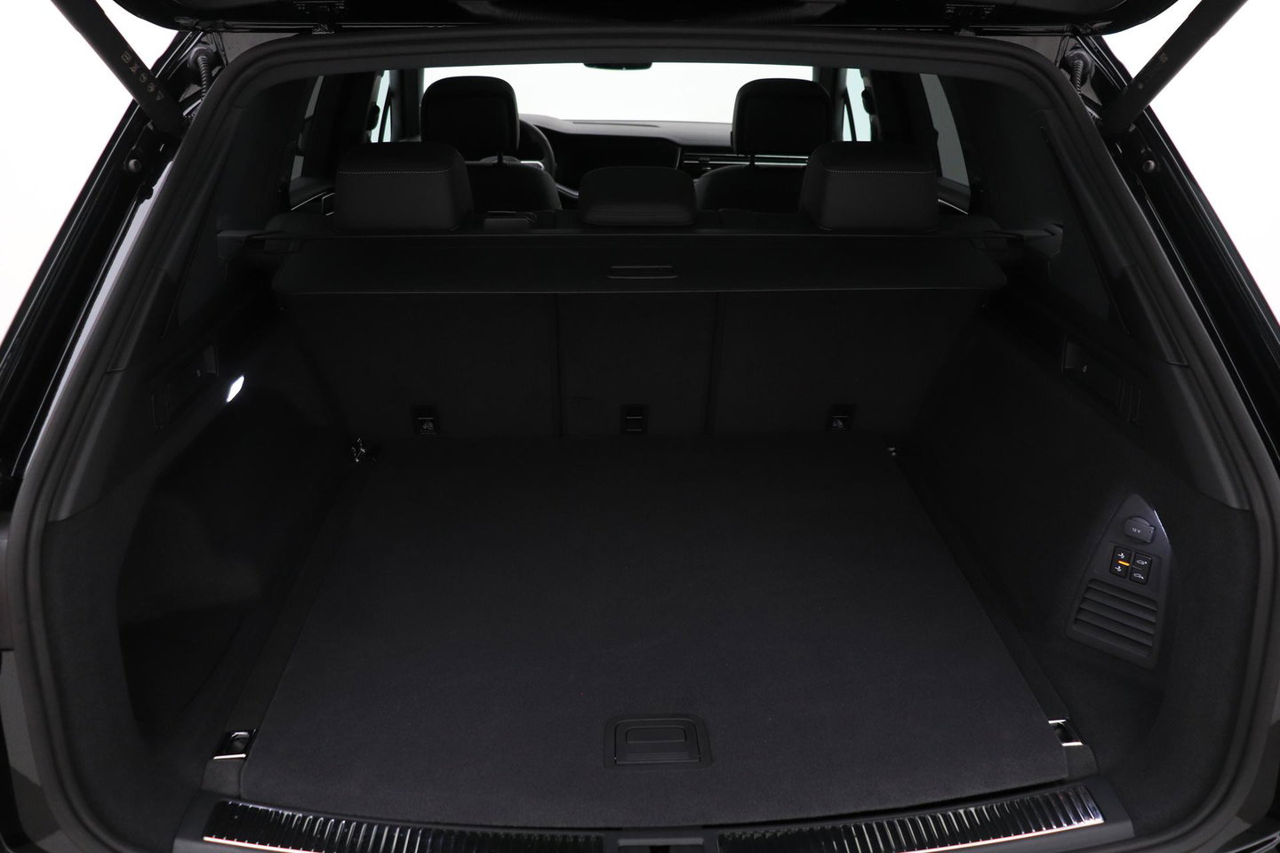 Volkswagen Touareg 3.0 TSi eHybrid 4MOTION R | FINAL EDITION | Luchtvering | Trekhaak | Panoramdak | Dynaudio | 360° Camera