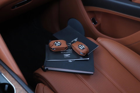 Bentley Bentayga 4.0 V8 | NL-Auto | 22 Inch | Luchtvering | Head-Up | Panoramadak | 360° Camera