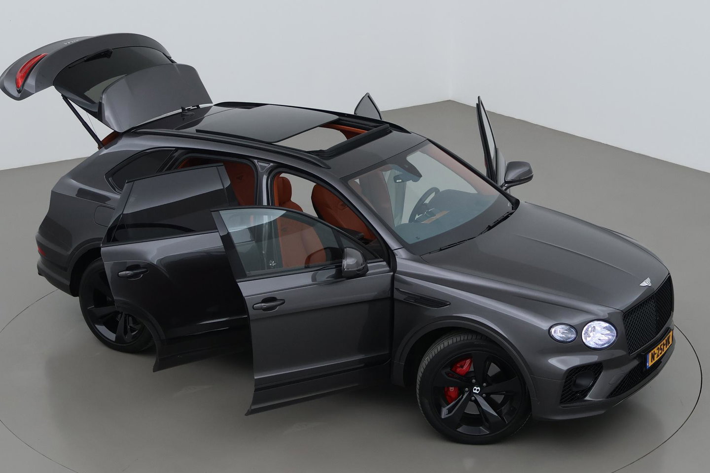 Bentley Bentayga 4.0 V8 | NL-Auto | 22 Inch | Luchtvering | Head-Up | Panoramadak | 360° Camera