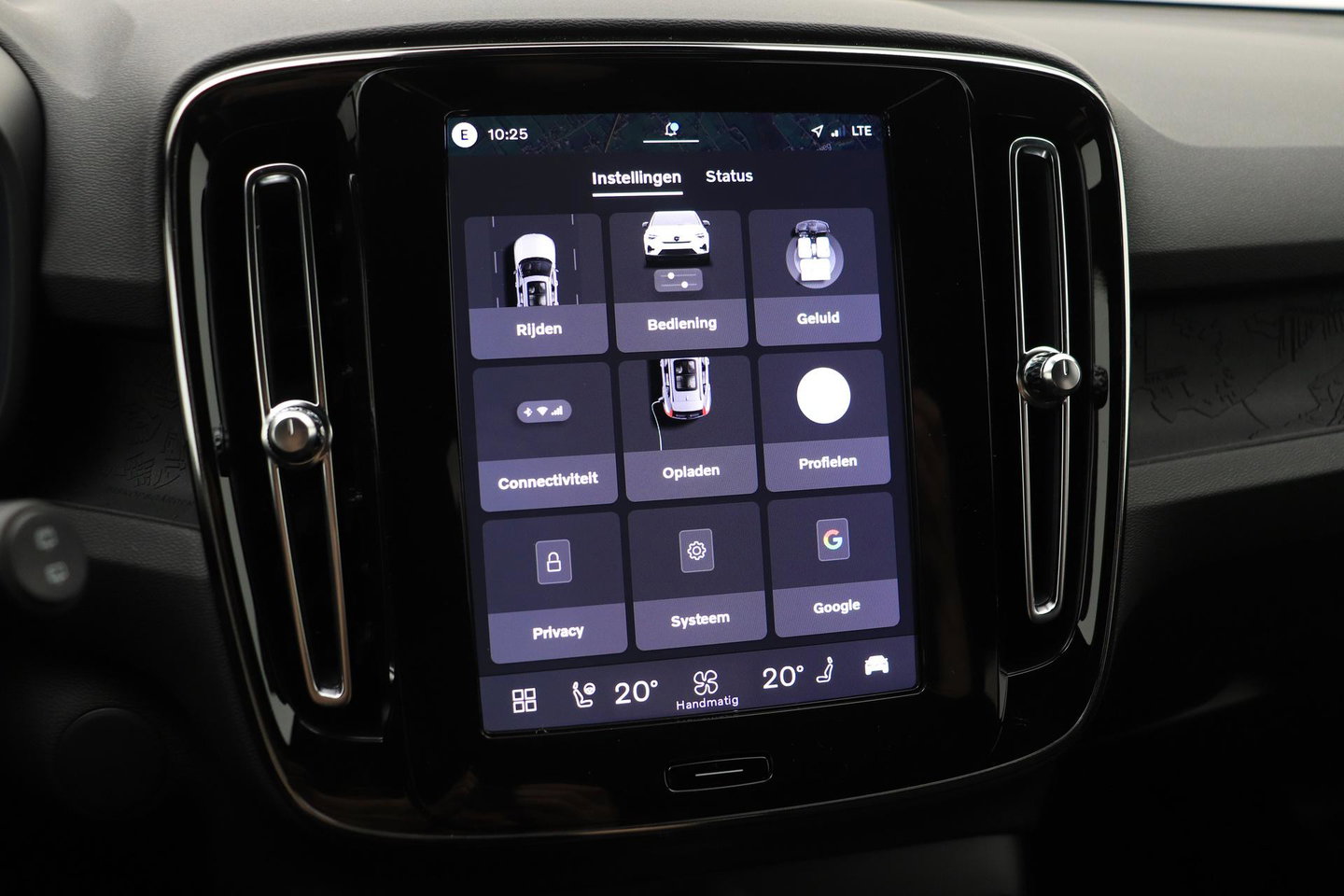 Volvo EX40 Extended Range Plus Black Edition 82 kWh | ACC | Harman/Kardon | 360° Camera | Stoel+Stuurverwarming | BLIS | 20 Inch