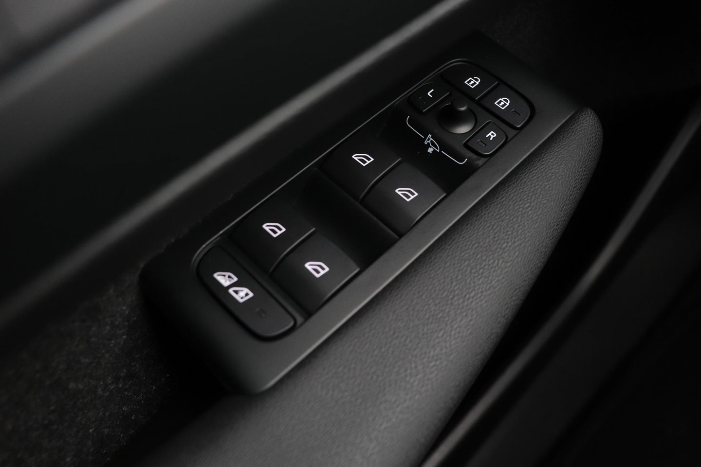 Volvo EX40 Extended Range Plus Black Edition 82 kWh | ACC | Harman/Kardon | 360° Camera | Stoel+Stuurverwarming | BLIS | 20 Inch